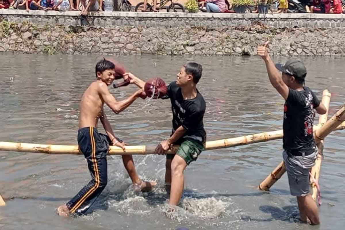 Warga Dusun Karanggayam, Kelurahan Pucang antusias ikuti lomba gepuk bantal diatas Kali Pucang. 