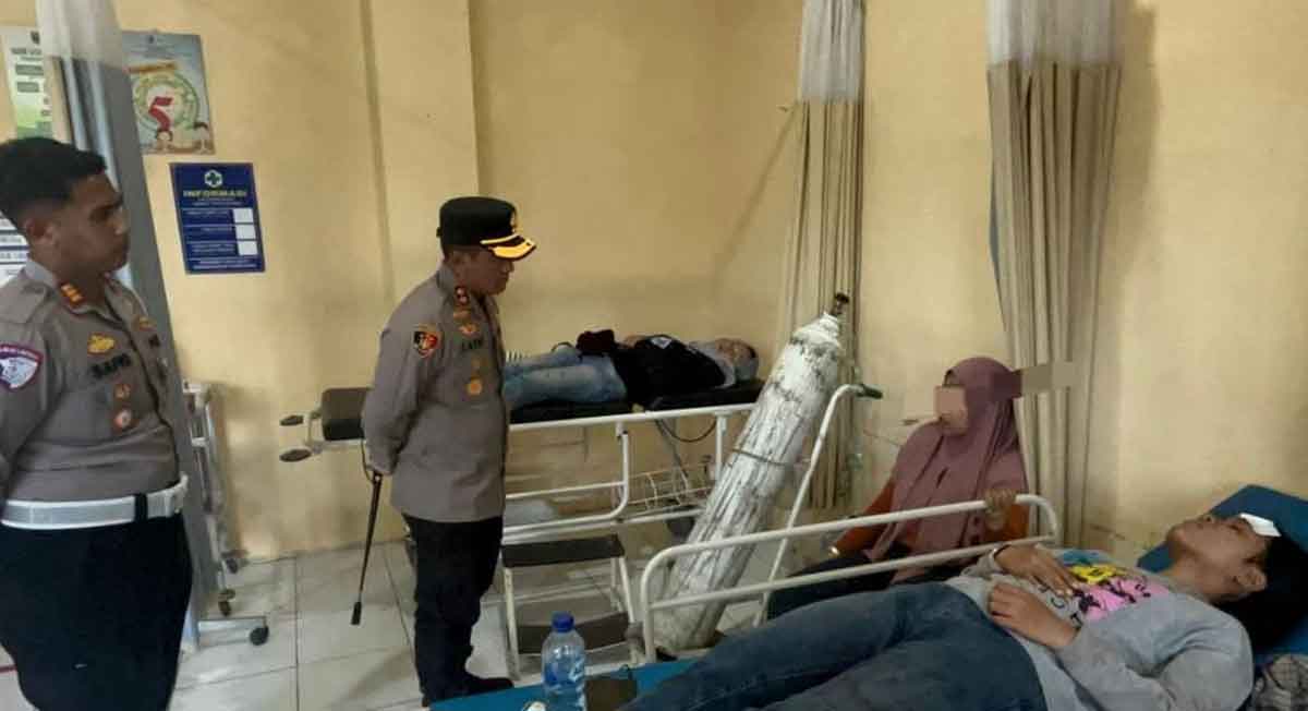 Kapolres Probolinggo saat berkunjung ke korban kecelakaan maut di rumah sakit.
