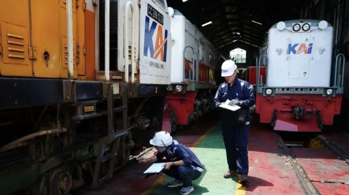 Petugas saat ramp check sarana perkeretaapian KAI Daop 8 Surabaya di Stasiun Pasarturi.