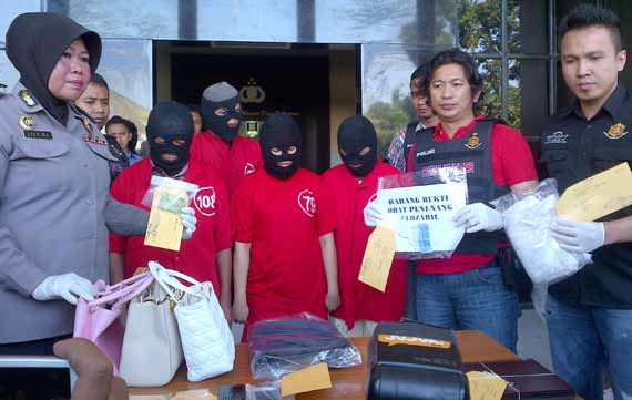 Tersangka bersama barang bukti didampingi Kasatreskrim Polrestabes Surabaya, AKBP Takdir Mattanete (dua dari kanan). foto: rusmiyanto/BANGSAONLINE