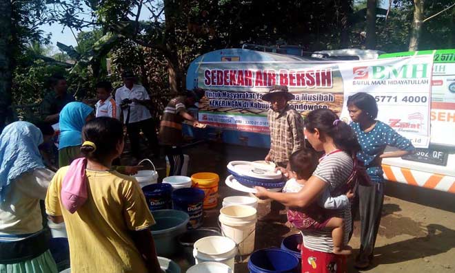 Warga desa Tanggulangin Tegalampel saat  antre untuk mendapatkan air bersih tahun lalu.