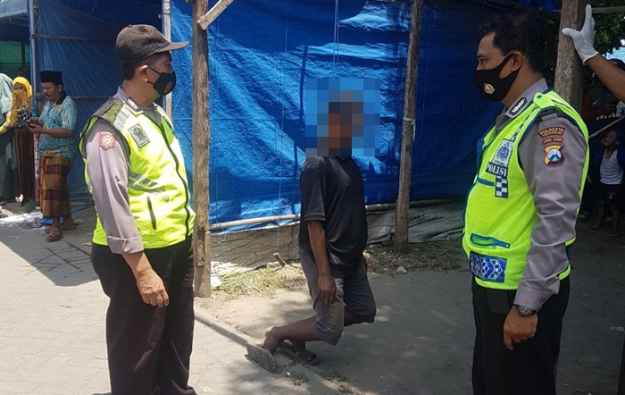 Jenazah korban yang gantung diri sebelum dievakuasi petugas.