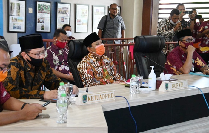 Bupati Pasuruan H. M. Irsyad Yusuf didampingi Ketua DPRD H. M. Sudiono Fauzan dan Sekda Misbah Zunib.