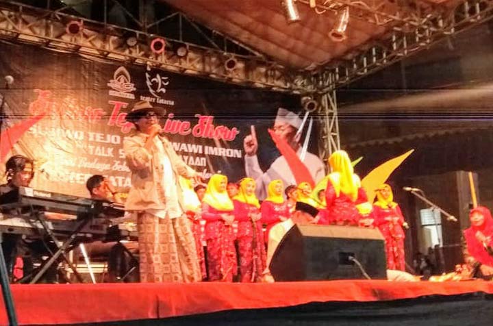 Sujiwo Tejo saat mengisi acara Talkshow di IAIN Madura.