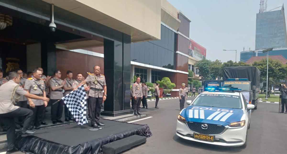 Kapolda Jatim saat melepas keberangkatan bantuan untuk korban bencana di Sumatra.