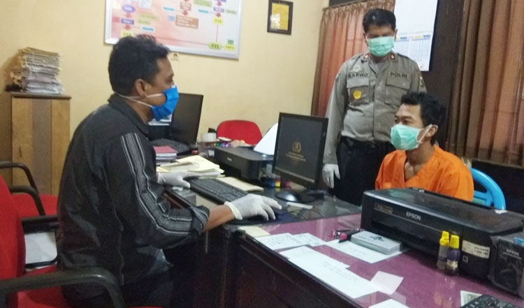 Angga saat diinterogasi petugas.