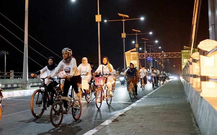 Ketua TP PKK Kota Kediri Ferry Silviana Abdullah Abu Bakar saat mengikuti Gowes Bareng Makam Auliya