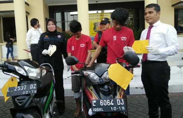 Dua pelaku curanmor saat dirilis di Mapolrestabes Surabaya.