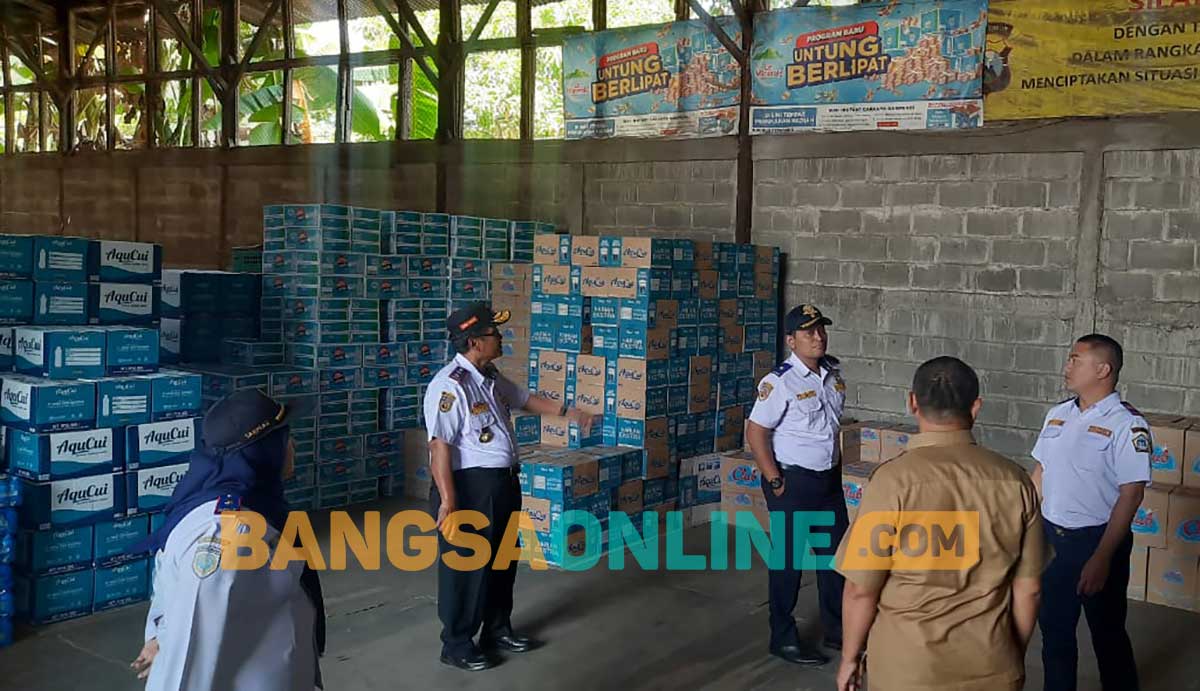Tarso Sugito (eks Kadishub Gresik) saat melihat lahan milik Pemkab di timur Bandar Grisse untuk lahan parkir. Foto: SYUHUD/BANGSAONLINE