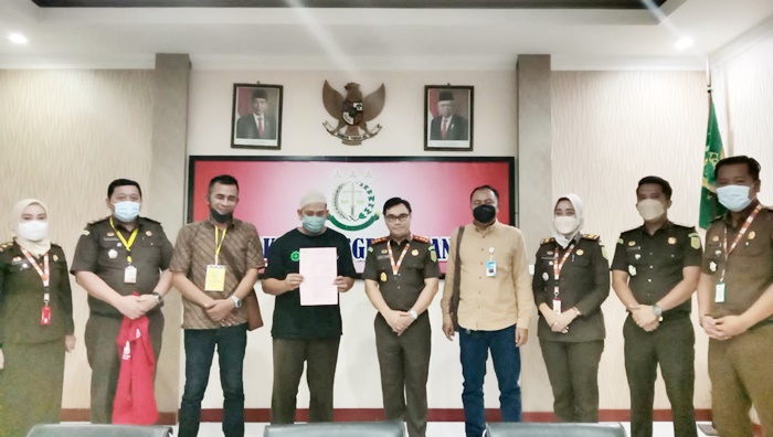 Kejari Nganjuk saat melakukan Restorative Justice (RJ) atas perkara penganiayaan yang dilakukan oleh tersangka atas nama Dasiyan bin Simin (44 tahun) terhadap Wanda Suwandha, Rabu (25/5/2022).