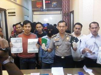Para calon TKI ilegal dan bukti dokumen. Foto:farih/BANGSAONLINE