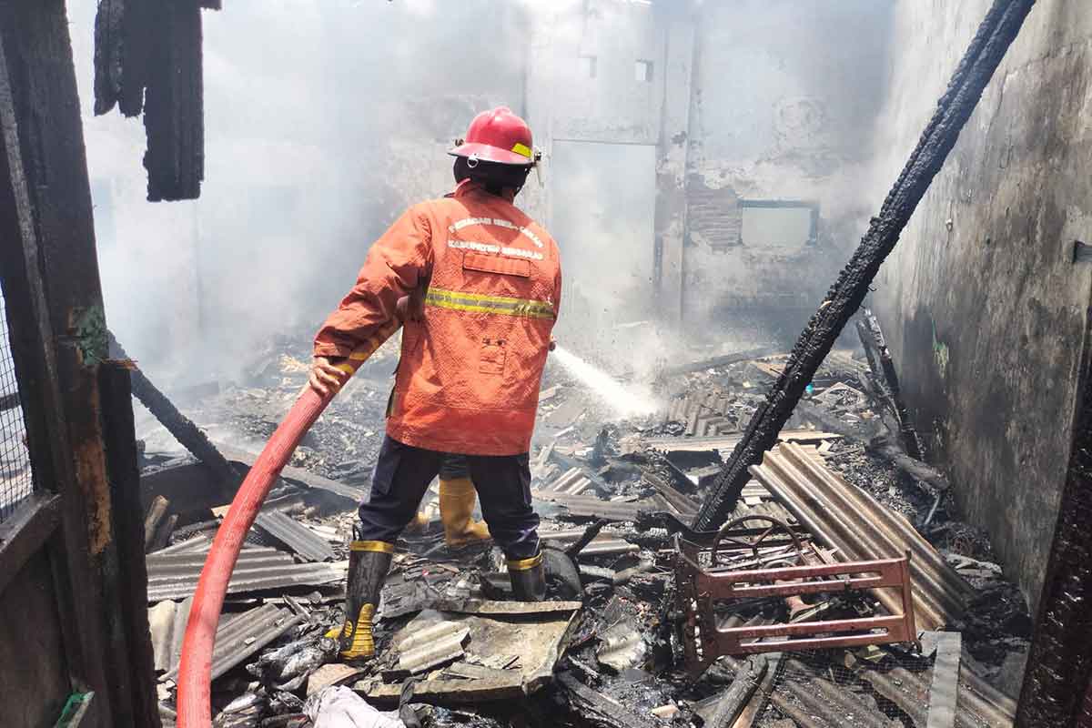 Damkar Sidoarjo saat memadamkan api di rumah jalan Brigjen Katamso, Waru, Senin (27/2/2023)
