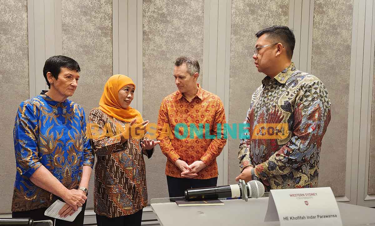 Gubernur Khofifah ketika berbincang dengan Menteri Pendidikan Australia, Jason Clare, saat soft launching Western Sydney University cabang Surabaya di Ballroom Sheraton Hotel. Foto: DEVI FITRI AFRIYANTI/BANGSAONLINE