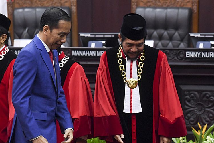 MOMEN PENTING. Presiden Jokowi ketika mau sesi foto bersama dengan Ketua Mahkamah Konstitusi (MK) Anwar Usman, Selasa (28/1/2020). Foto ini diabadikan seusai sidang pleno penyampaian laporan tahun 2019 di Gedung Mahkamah Konstitusi.  Foto: ANTARA FOTO/HAFIDZ MUBARAK A), dari KOMPAS.com.

A