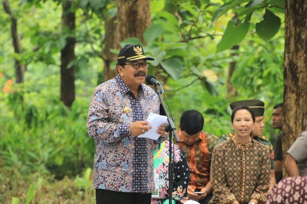 Gubernur Jatim, Dr. H. Soekarwo saat penyerahan Serifikat Izin Pengelolaan Hutan di Desa Wungu, Kab Madiun. 