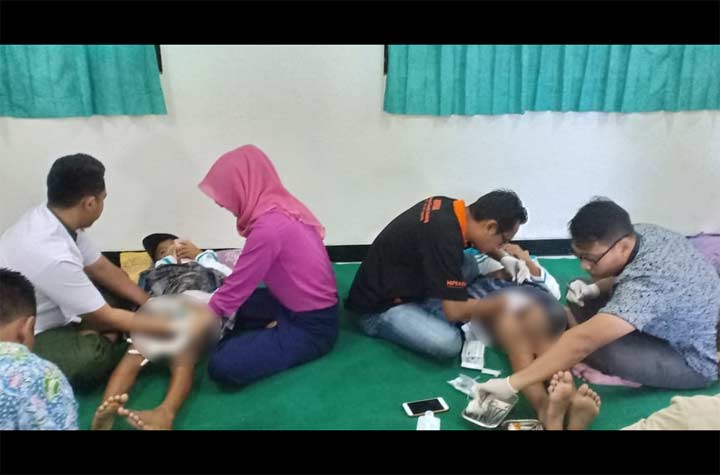 Sejumlah bocah saat dikhitan.