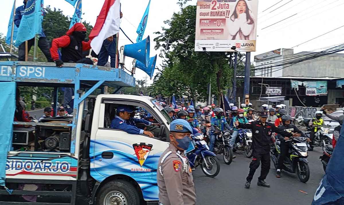 Petugas dari Polresta Sidoarjo saat mengamankan pelaksanaan Hari Buruh tahun ini.