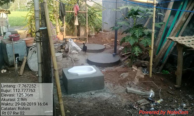 Bantuan jamban yang diberikan kepada masyarakat secara gratis.