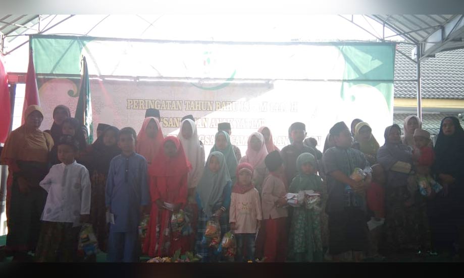 Pengurus DPAC Perempuan Bangsa Kecamatan Bangkalan foto bersama anak yatim.