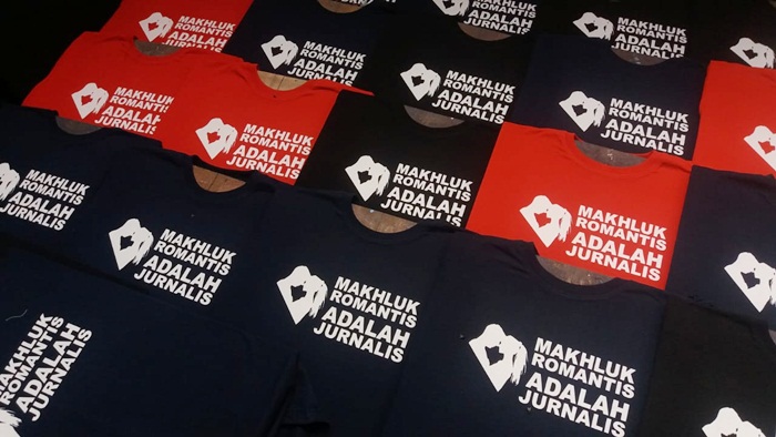 Sejumlah merchandise yang ada di booth Pokja Wartawan Pemprov Jatim dalam rangka Pameran Pers 2019 di Grand City. Foto: DIDI ROSADI/BANGSAONLINE