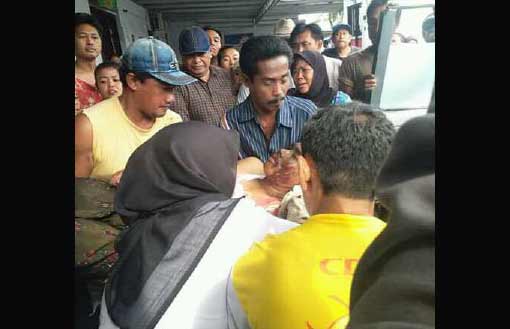Salah satu korban, saat dilarikan ke rumah sakit