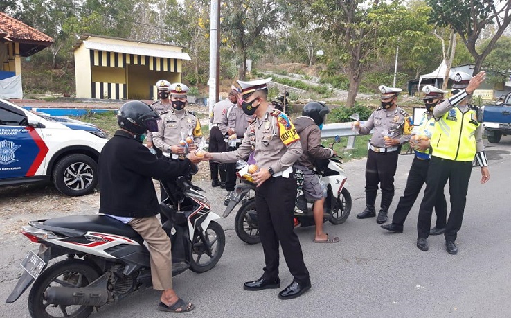 Satlantas Polres Bangkalan Bagi-bagi Jeruk saat Operasi Zebra Semeru 2020