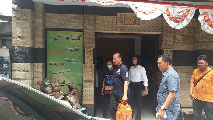 Petugas saat melakukan olah TKP di Penginapan Wahyu Jaya Medaeng, Rabu (17/1).