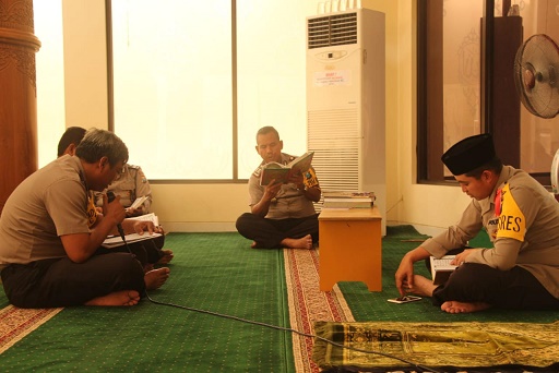 Kapolres Gresik AKBP Wahyu Sri Bintoro saat tadarus bersama anggota di Masjid Asy Syafaah komplek Mapolres Gresik. foto: SYUHUD/ BANGSAONLINE