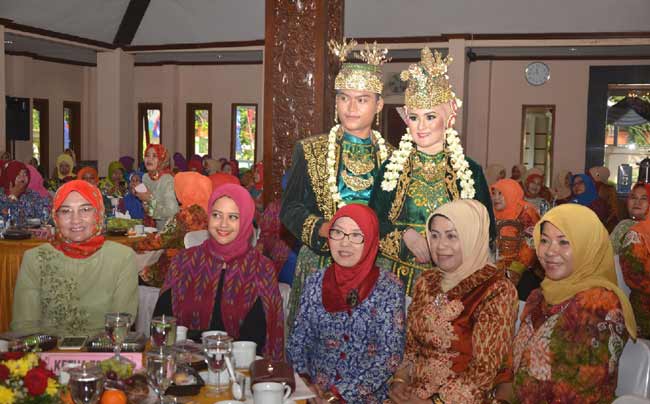 Nampak pengantin Bekasri versi muslim berfoto dengan ketua Tim PKK Lamongan. (foto: haris/BANGSAONLINE)