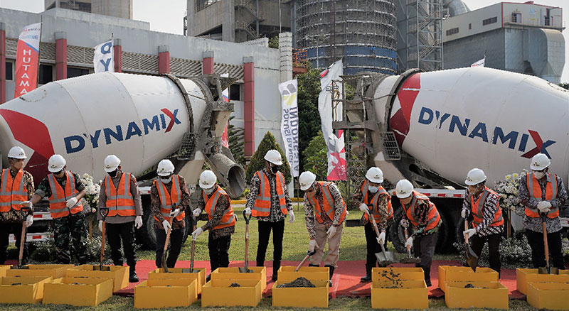 Bupati Tuban bersama jajaran direksi SIG saat peletakan batu pertama tanda dimulainya pembangunan proyek pengembangan pelabuhan terminal khusus. Foto: Ist