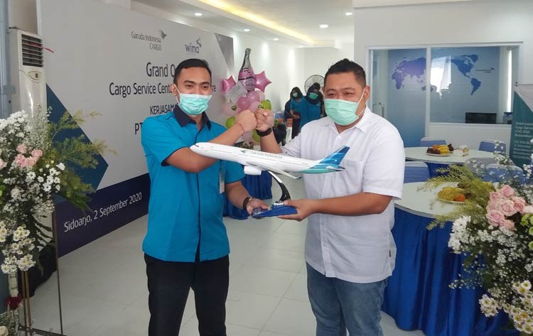Komisaris PT Wina Mandiri Firesa Erik Cristian Cahyono, bersama Cargo Manager Garuda Indonesia Surabaya I Wayan Indrabayu, saat peresmian CSC di Bulusidokare, Sidoarjo, Rabu (2/9/2020).