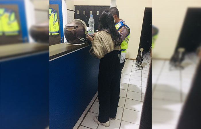 Polsek Wonokromo saat mengamankan pengemudi wanita yang ugal-ugalan dan mengakibatkan kecelakaan.