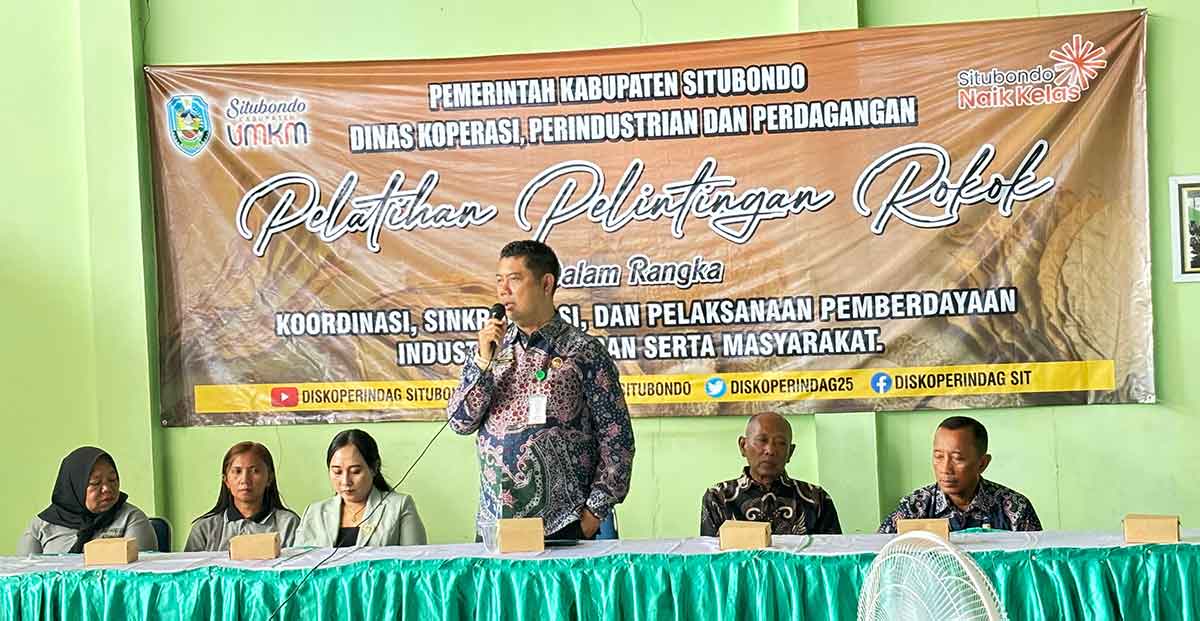 Kepala Diskoperindag Situbondo, Edy Wiyono, saat memberi sambutan dalam pelatihan pelintingan rokok.