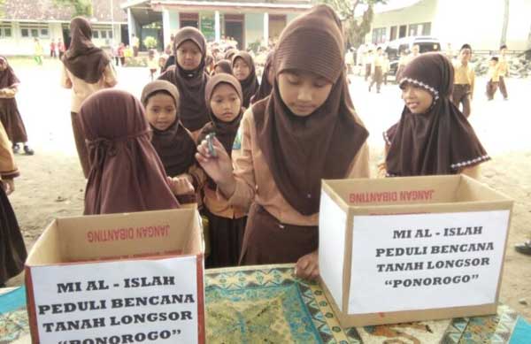 Siswa MI Al Islah saat melakukan penggalangan dana untuk korban tanah longsor di Ponorogo. foto: AKINA/ BANGSAONLINE
