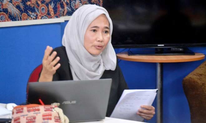 Profesor Dr Ir Aulia Siti Aisjah MT jadi profesor perempuan pertama pada pendidikan teknik fisika di Indonesia.