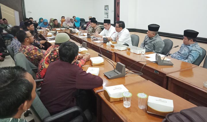 Suasana audiensi para guru madrasah dengan jajaran Komisi IV DPRD Pasuruan.