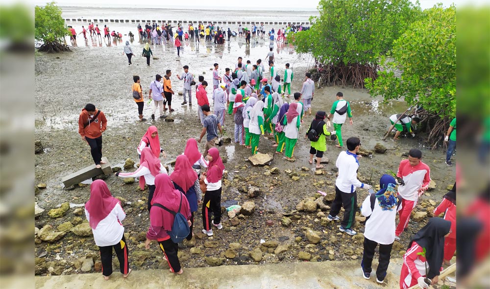 Kegiatan penanaman mangrove dan bersih-bersih di Pantai Tlanakan untuk memperingati HPN 2020.