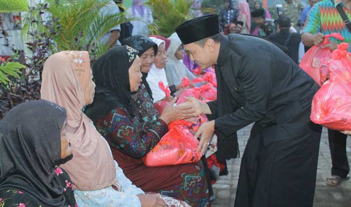 Bupati Nganjuk H Novi Rahman Hidayat memberikan santunan kepada anak yatim dan sembako bagi wanita lansia. foto: BAMBANG/ BANGSAONLINE