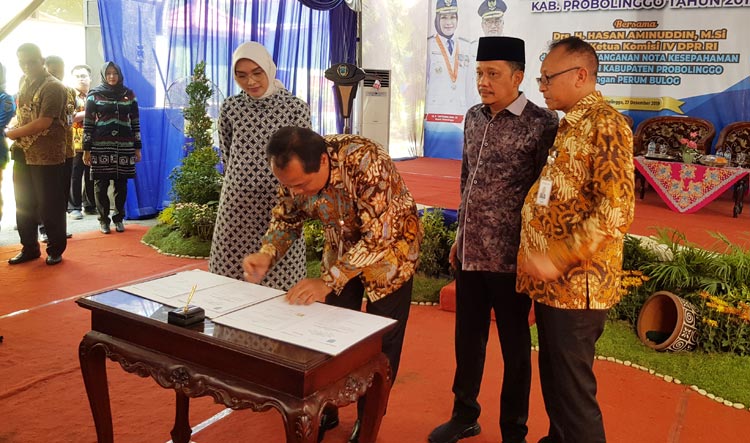 Penandatanganan kerja sama antara Pemkab Probolinggo dengan Bulog terkait pengadaan beras bagi ASN.