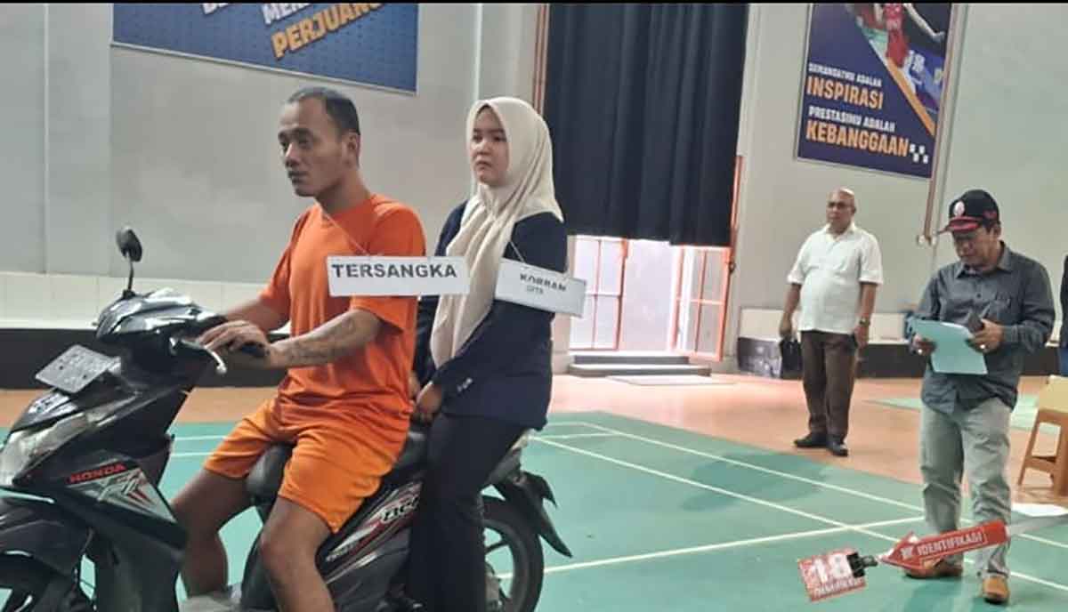 Rekonstruksi pembunuhan yang berlangsung di Mapolres Kediir. Foto: Ist