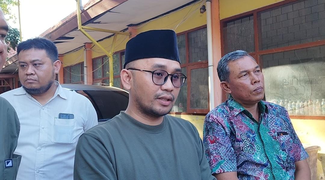 Suryadi, Koordinator Divisi Penanganan Pelanggaran Data dan Informasi Bawaslu Pamekasan bersama dengan anggota Polres Pamekasan setelah rapat pleno.