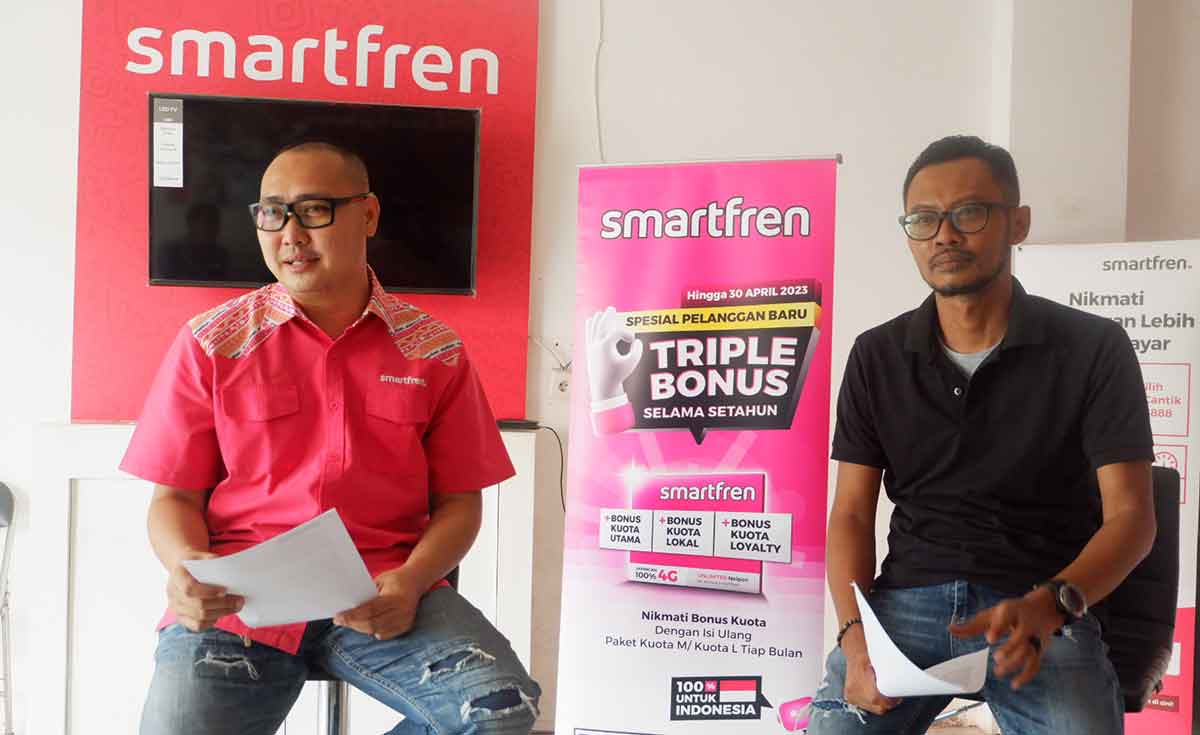 Regional Outlet & Brand Management Smartfren, Kristyawan (kiri), dan Regional Brand Activation Manager North East Java Smartfren, Ales Shela Hadyshara (kanan), saat konferensi pers.