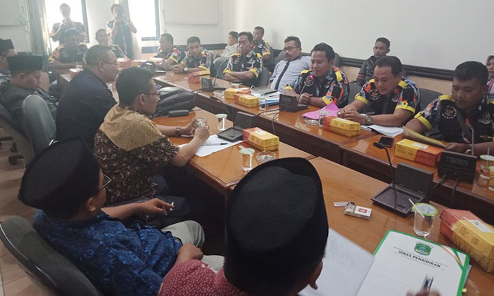 Suasana audiensi antara GMBI dan DPRD Pasuruan.