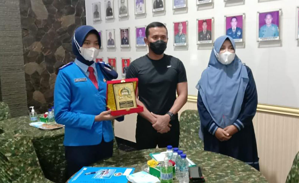 Dandim 0824 Jember Letkol Inf La Ode M Nurdin menerima kedatangan Amellya Rashida Shabirah Putri, Siswi SMA Taruna Nusantara Kabupaten Magelang.