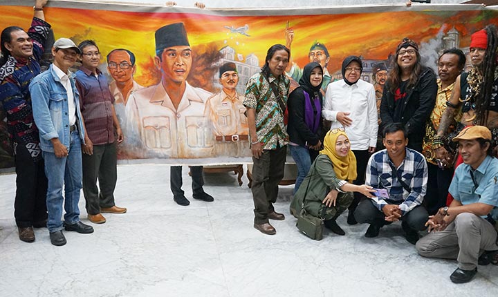 Wali Kota Risma saat foto bersama Komunitas Perupa Jawa Timur. foto: ist