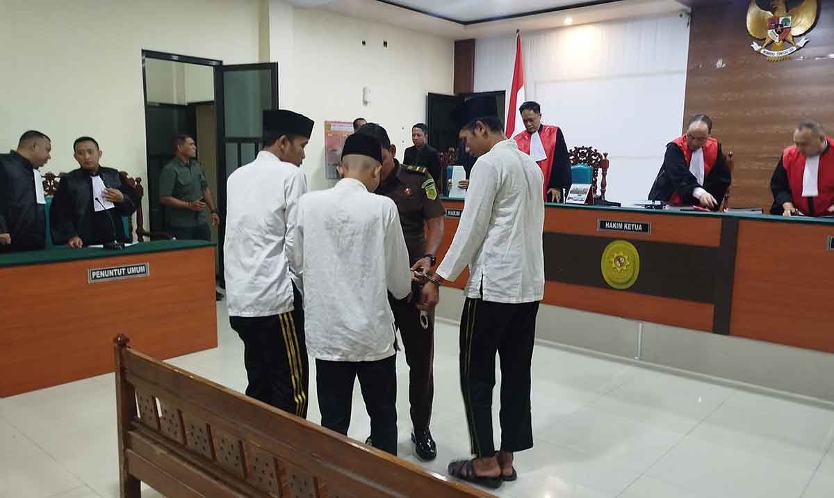 Sidang tiga pelaku pembunuhan dan pemerkosaan seorang gadis di PN Jombang.