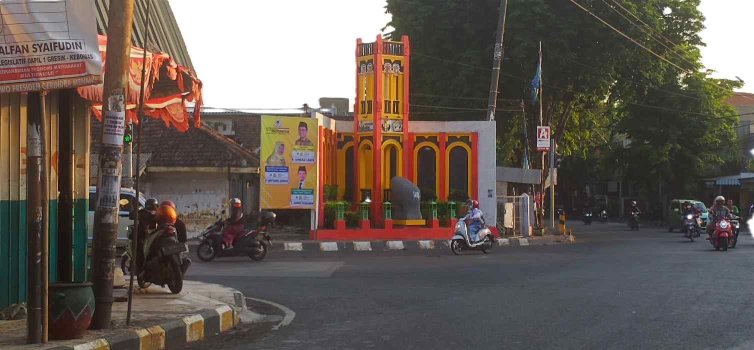 Baliho bergambar Bacaleg DPR RI, DPRD Jawa Timur, dan DPRD Gresik dari Partai Golkar dipasang di Perlimaan Sukorame, Kecamatan Gresik. Foto: SYUHUD/ BANGSAONLINE