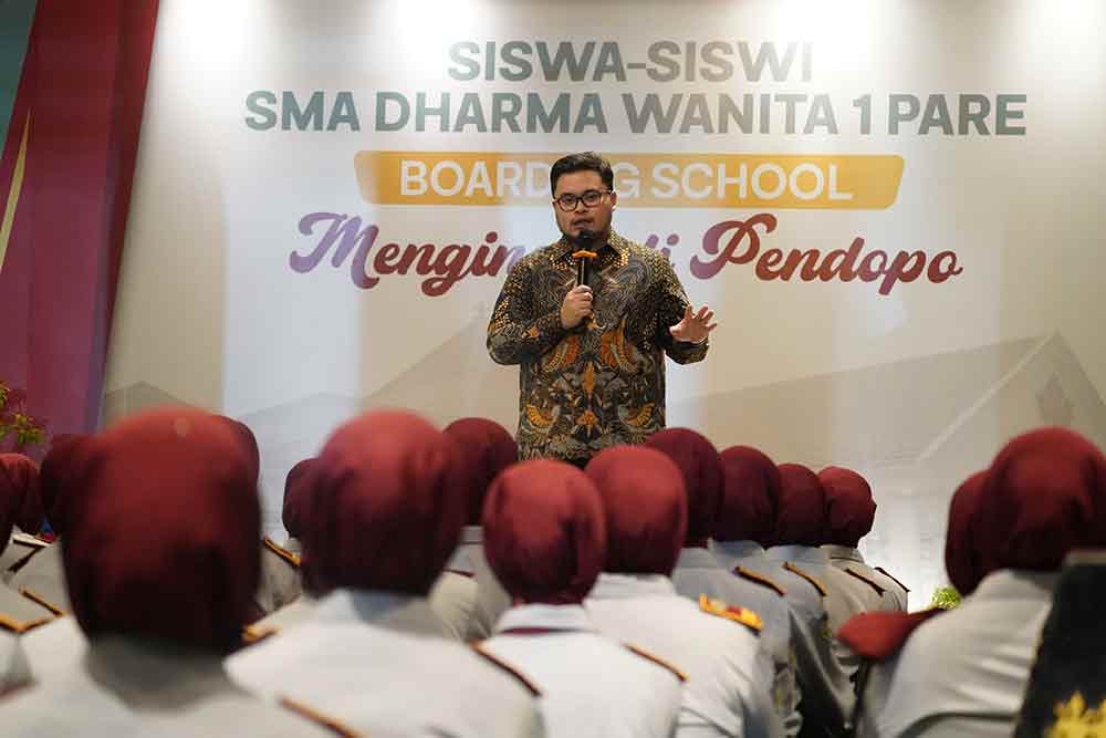 Bupati Kediri, Hanindhito Himawan Pramana, saat memberi sambutan kepada para siswa SMA DHarma Wanita. (Ist)