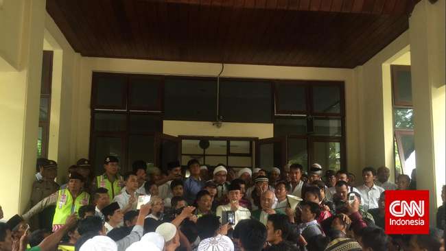 Suryadharma Ali berpidato di hadapan massa PPP di PTUN Jakarta usai memenangkan gugatan atas Menkumham, Rabu (25/2). (CNN Indonesia/Lalu Rahadian)