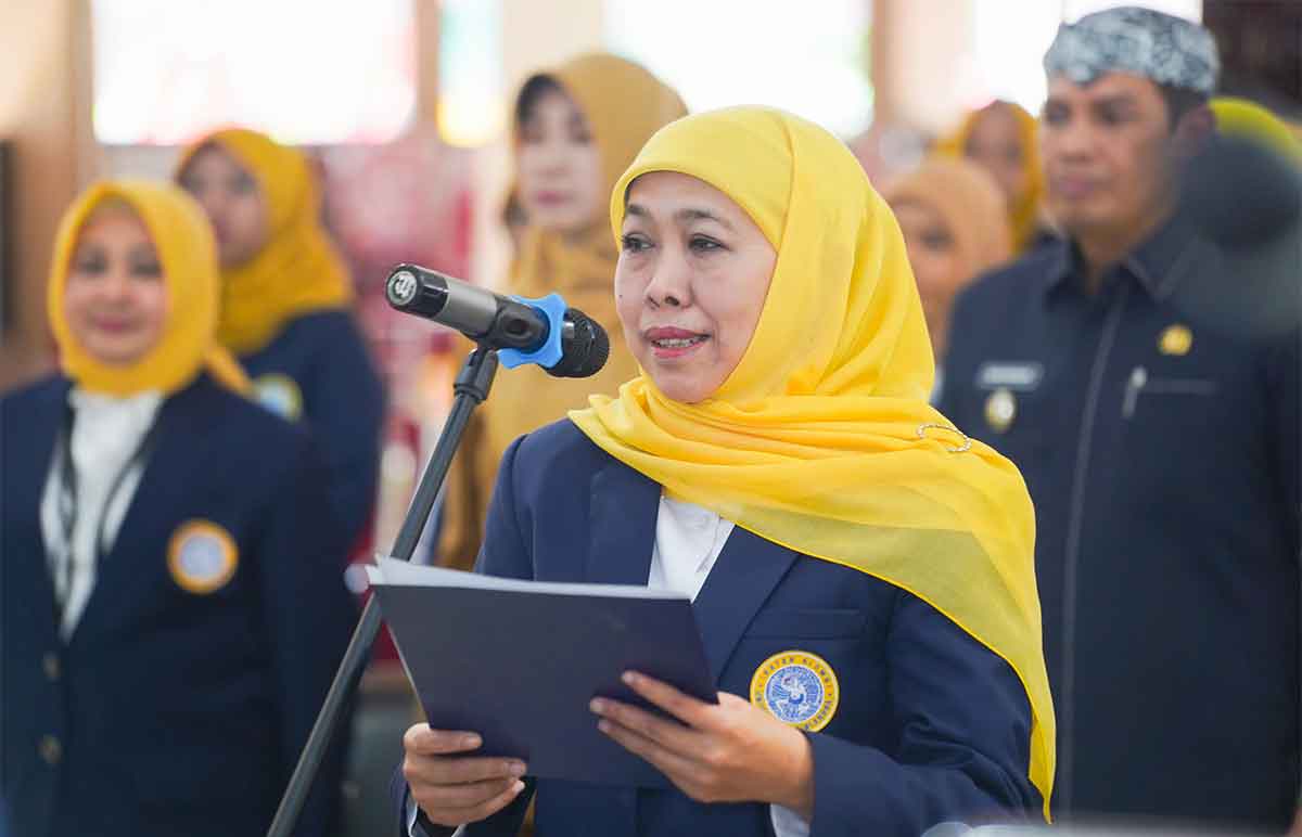 Khofifah Indar Parawansa saat melantik pengurus IKA Unair Bondosowo.